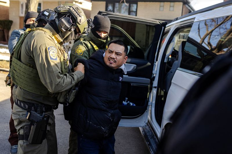 Border Patrol commander, agents reappear in force in Chicago immigrant ...